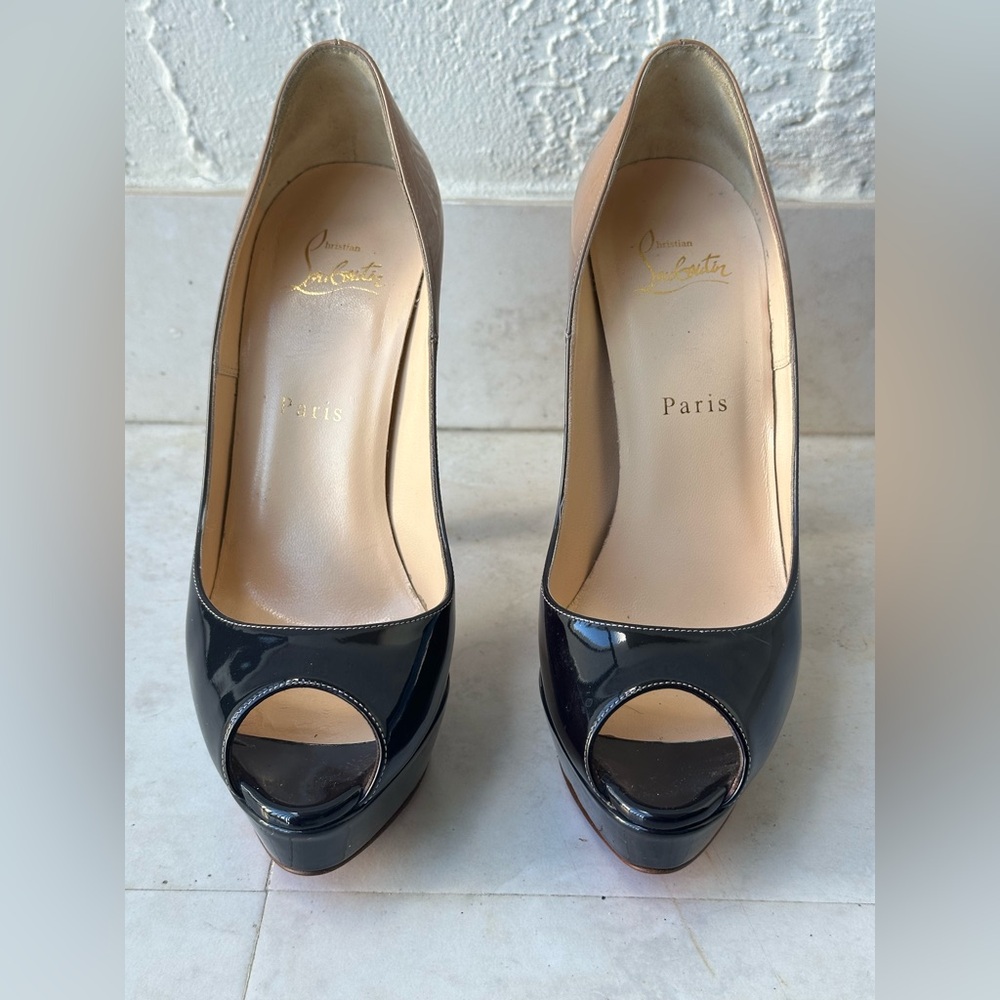 LOUBOUTIN Black and Nude Peep Toe Heels | Size 38.5